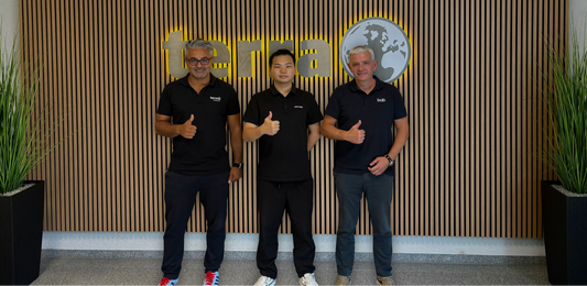 Terra Robotics Geschäftsführer begrüßen Partner von Unitree Robotics mit Daumen hoch Geste