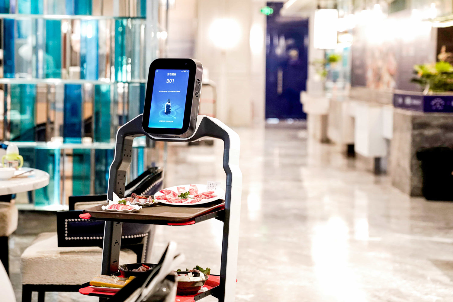 LuckiBot Serviceroboter liefert stilvoll Speisen an Gästen vorbei in einem modernen Restaurantambiente