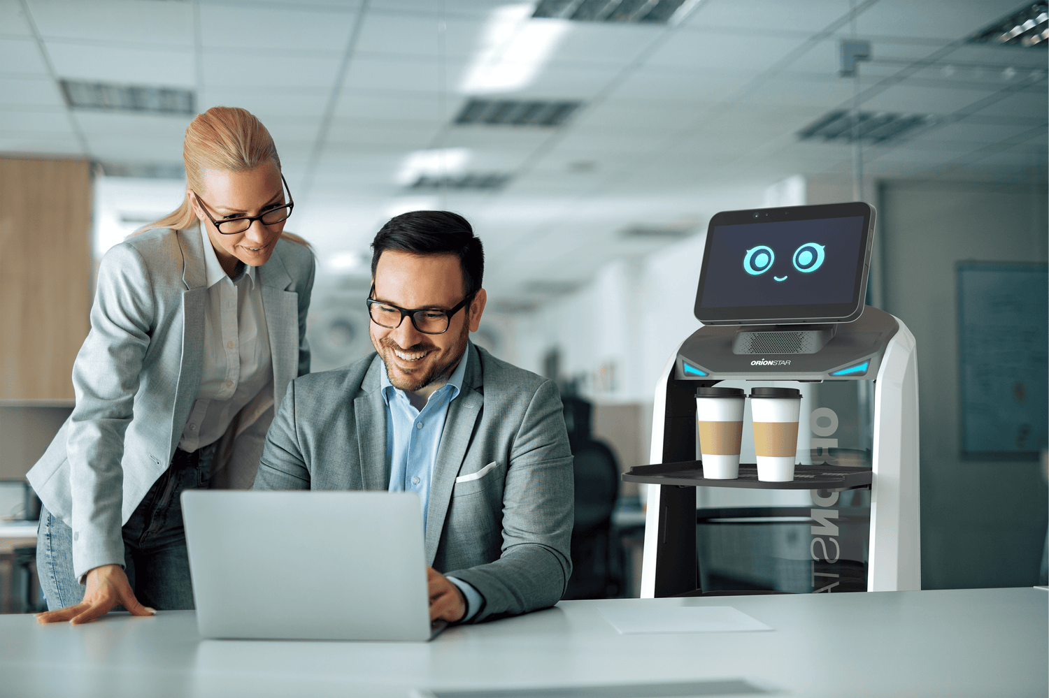 LuckiBot Pro Serviceroboter liefert Kaffee an Büroarbeitsplatz und unterstützt Mitarbeiter im Alltag