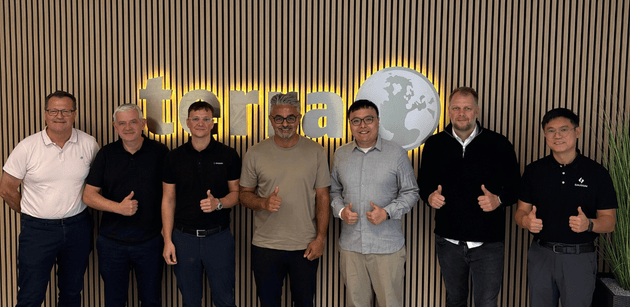 Gausium mit dem Terra Robotics Team vor dem Terra Logo