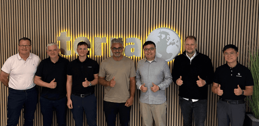 Gausium mit dem Terra Robotics Team vor dem Terra Logo