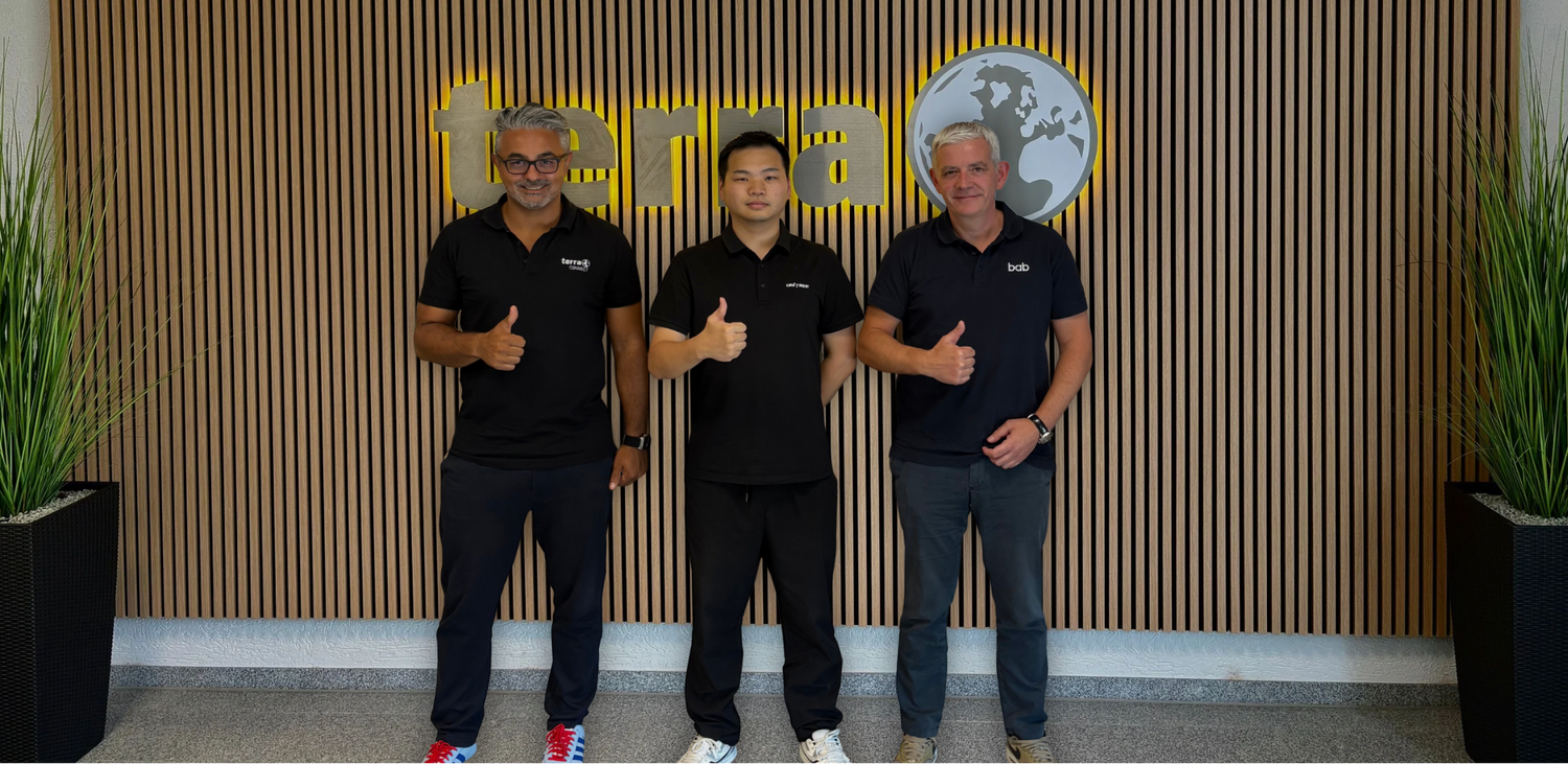 Terra Robotics Geschäftsführer begrüßen Partner von Unitree Robotics mit Daumen hoch Geste