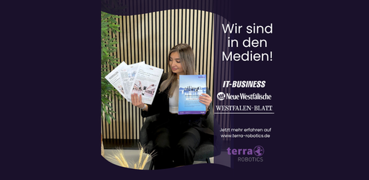 Mitarbeiterin von Terra Robotics präsentiert Presseberichte aus IT-Business, Neue Westfälische und Westfallen Blatt