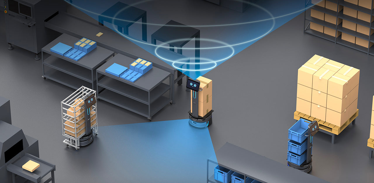 Mehrere Logistikroboter transportieren Waren selbstständig durch ein modernes Lager mit Regalsystemen