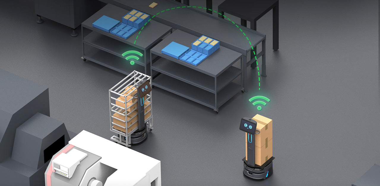 Zwei intelligente Logistikroboter kommunizieren drahtlos im Lager zur koordinierten Paketlogistik
