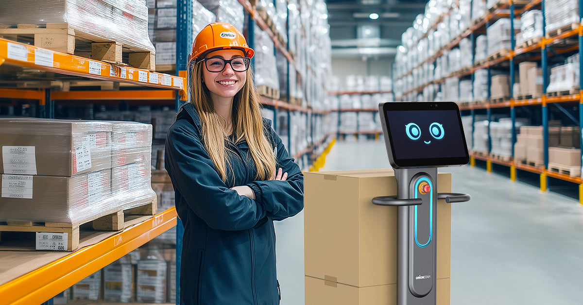 Mitarbeiterin im Lager steht neben autonomem Transportroboter mit Display und Kartonladung auf Paletten