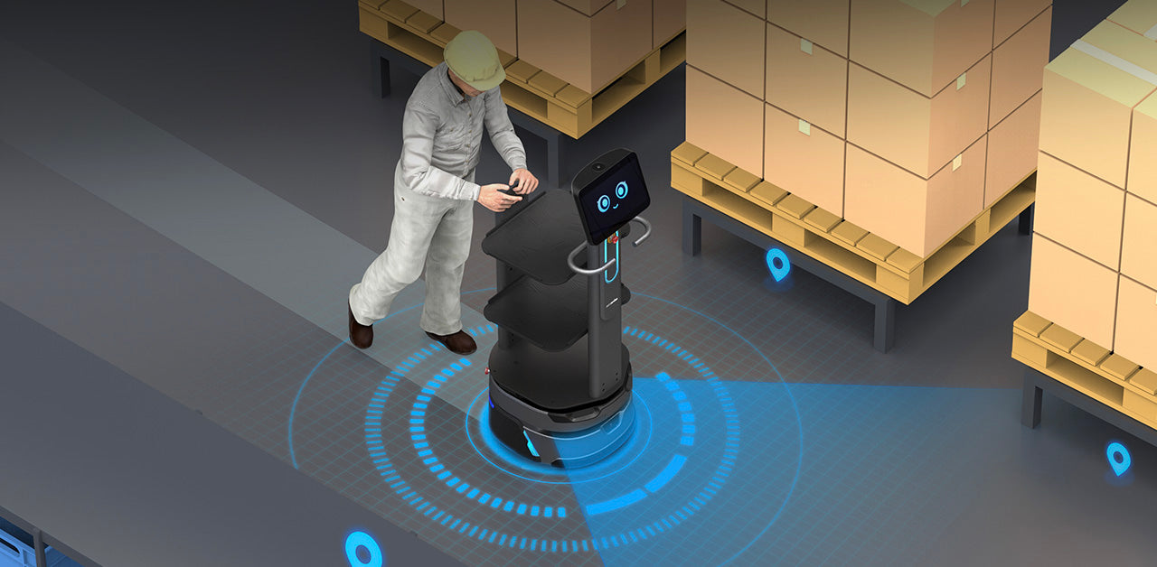 CarryBot mit Mensch im Lager während Navigation und Scannerfunktion zur Orientierung aktiv ist