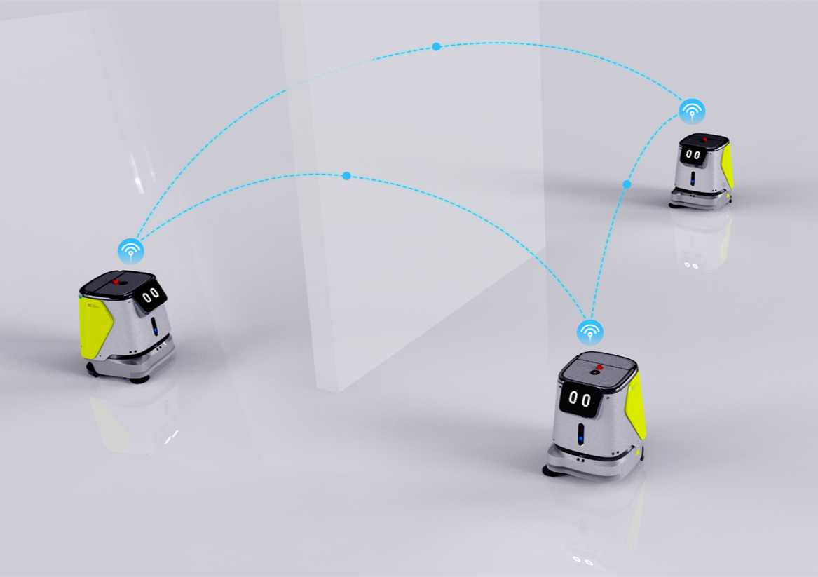 Drei CC1 Reinigungsroboter tauschen sich drahtlos aus und kommunizieren in vernetzter Umgebung autonom