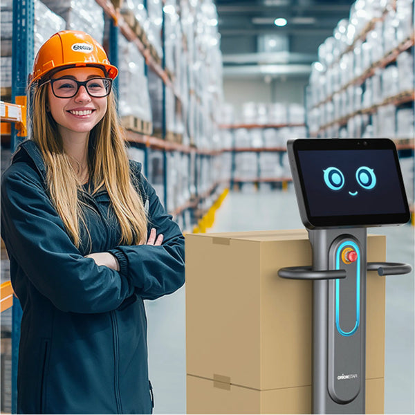 Industrieroboter unterstützt Mitarbeiterin bei Transport und Logistik in einem modernen Lagerhaus