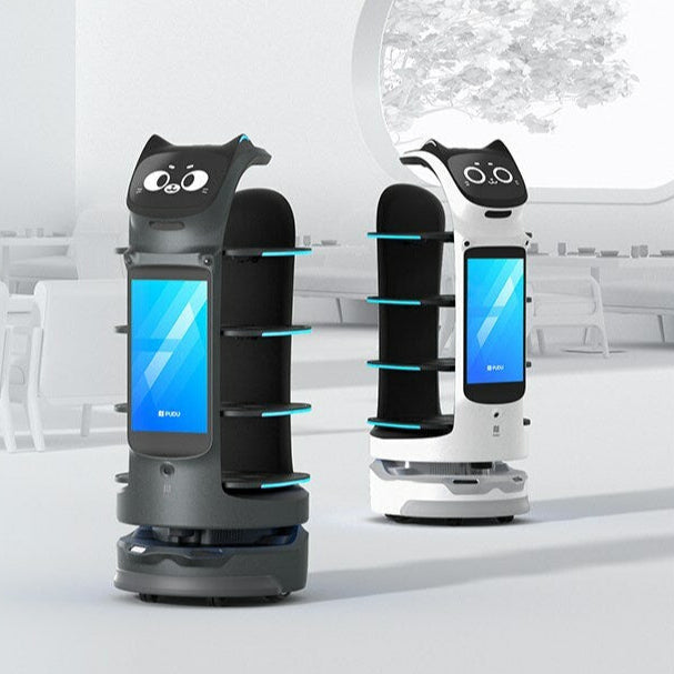 Zwei BellaBot Pro Serviceroboter in schwarz und weiß mit Display Gesicht und vier Transportetagen