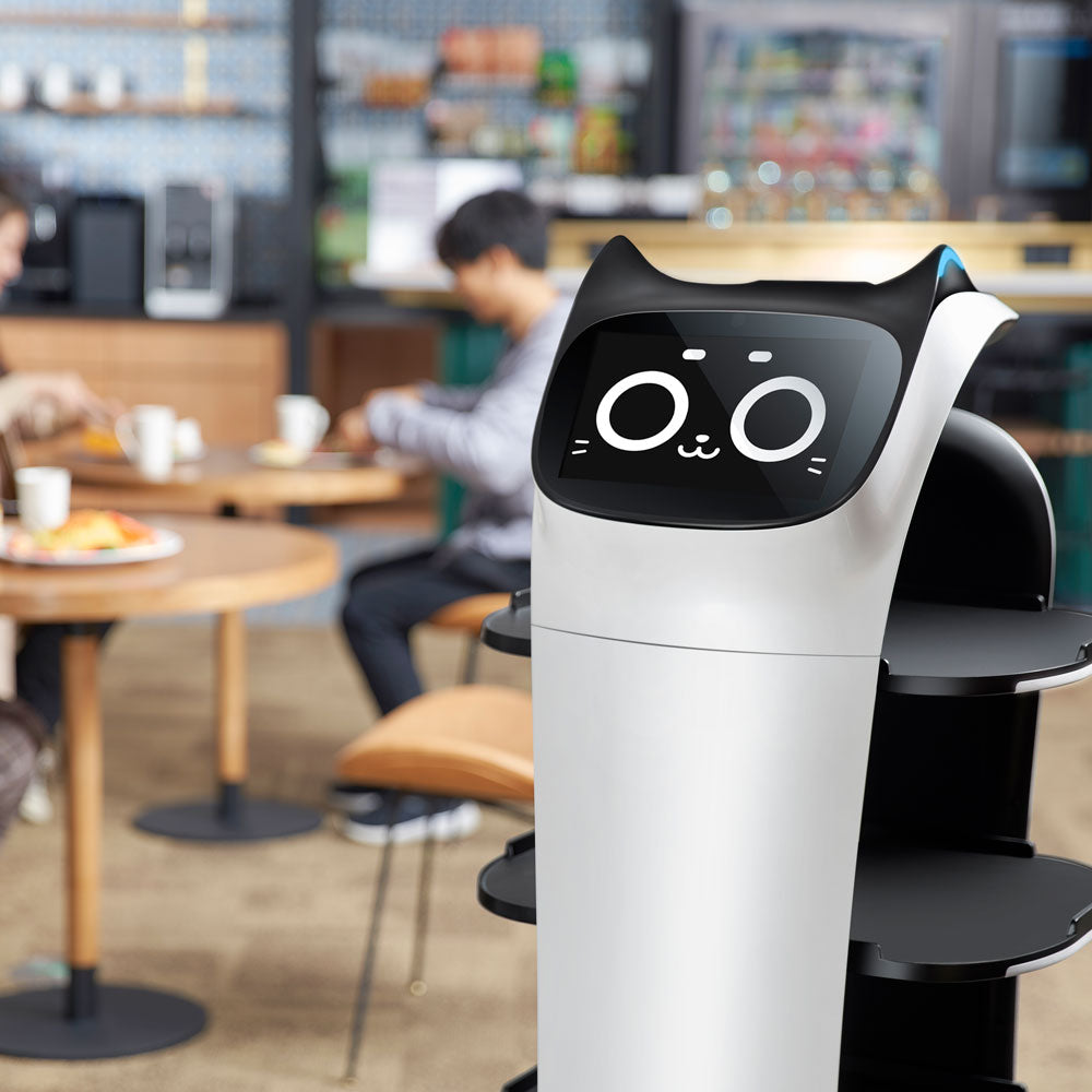 BellaBot Pro Serviceroboter mit Katzen Gesicht im Einsatz zur Auslieferung von Speisen im Café