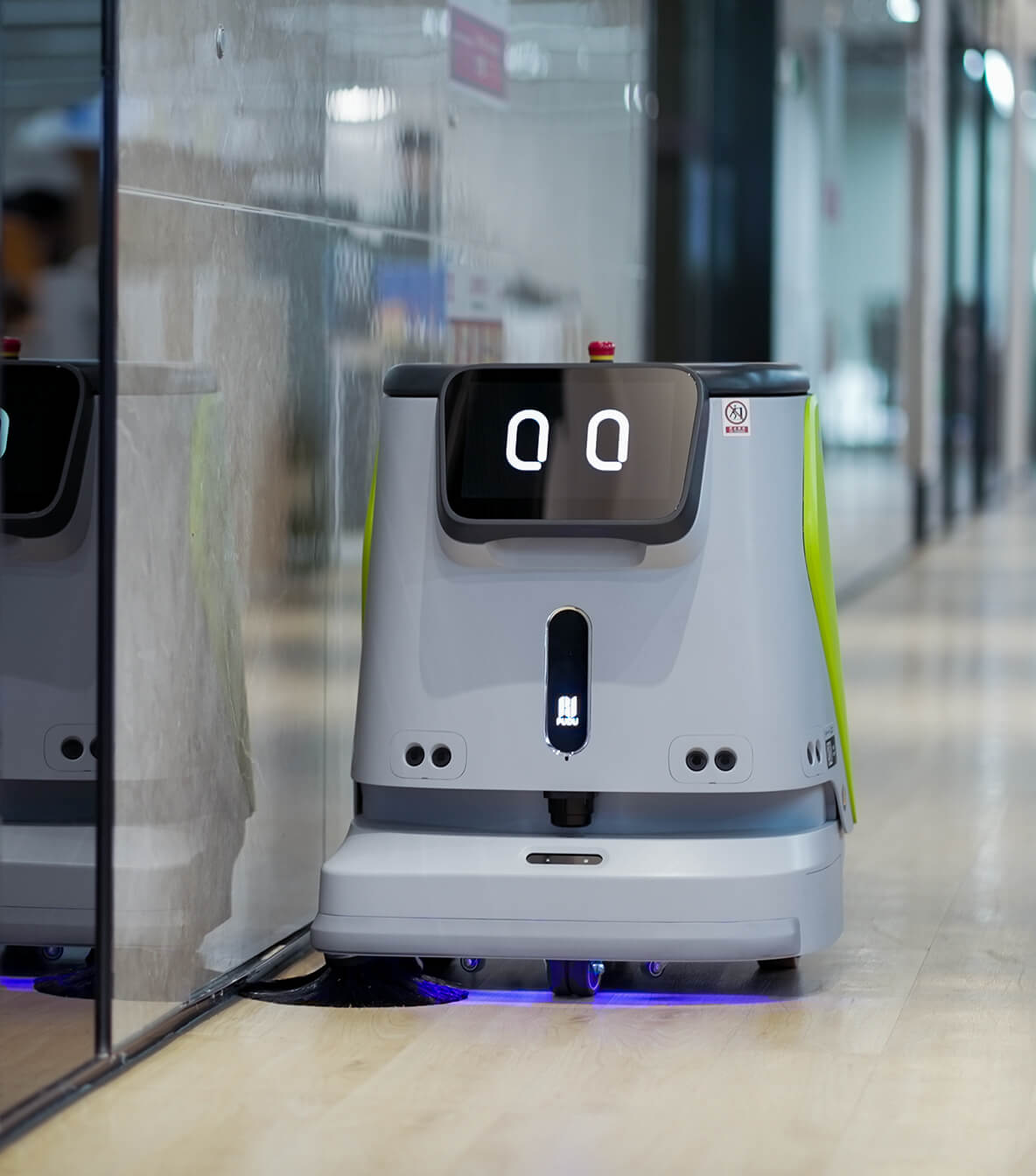 Moderner Reinigungsroboter CC1 im Einsatz auf glänzendem Boden in einem hellen Bürogebäude