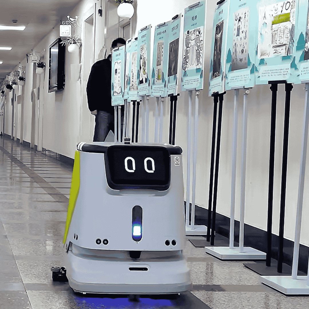 CC1 Reinigungsroboter fährt durch einen Schulflur mit Ausstellungsständern und Wanddekorationen