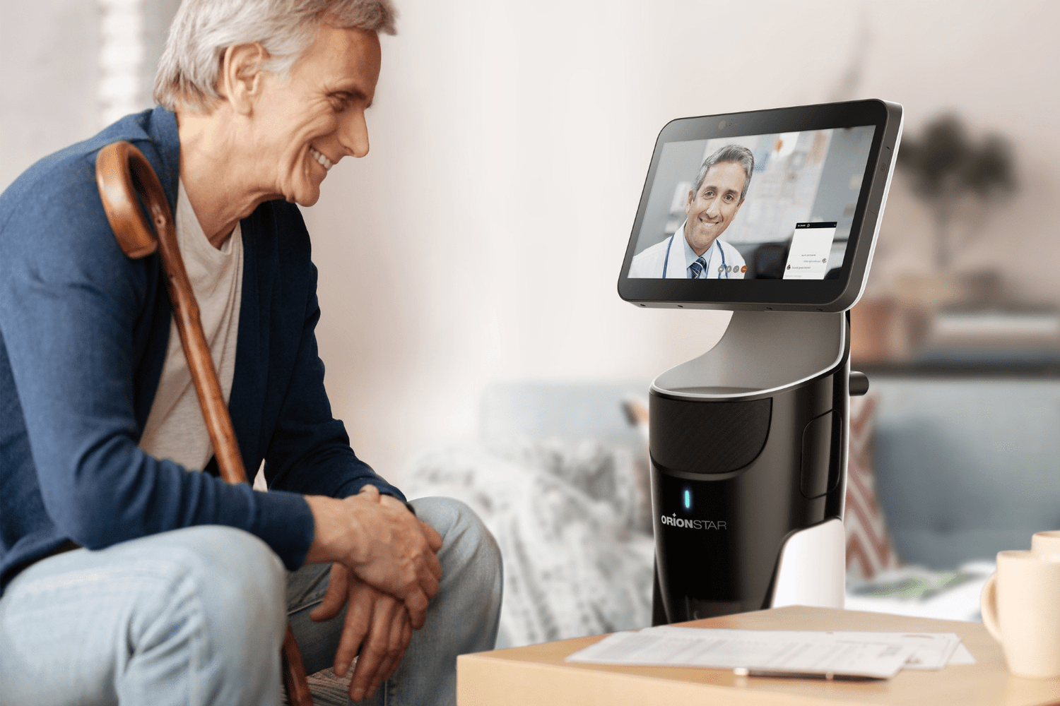 Pflegeassistentenroboter mit Bildschirm unterstützt ältere Person im digitalen Arztgespräch