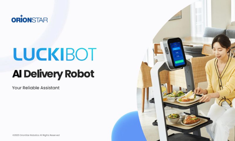 LuckiBot Serviceroboter liefert Speisen an den Tisch einer Frau und unterstützt beim Restaurantservice