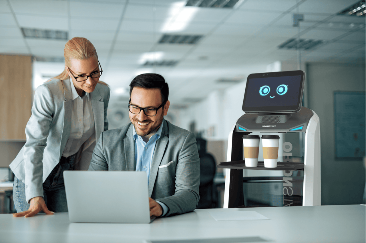 LuckiBot Pro Serviceroboter liefert Kaffee an Büroarbeitsplatz und unterstützt Mitarbeiter im Alltag