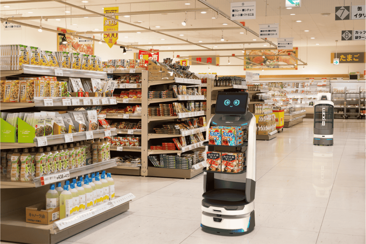 Zwei autonome Roboter mit Display bewegen sich durch Supermarktgänge und präsentieren Produkte
