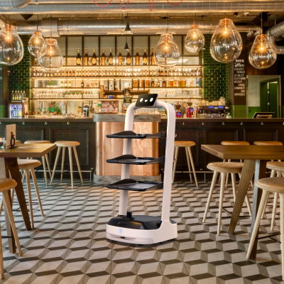 PuduBot 2 Serviceroboter mit Tabletts im stilvollen Bar und Restaurantbereich im Gastronomieeinsatz