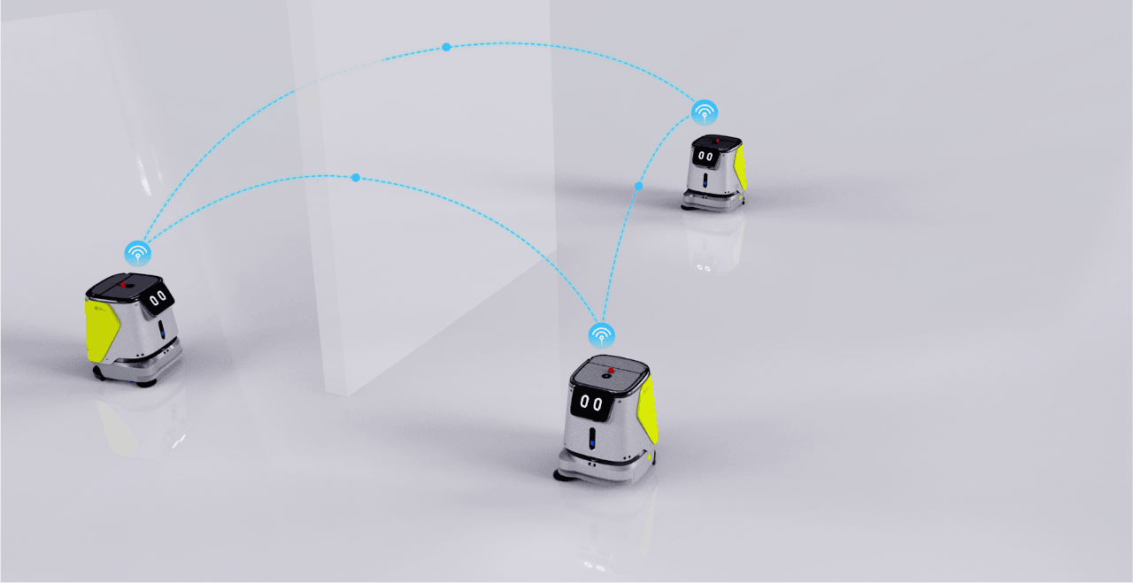 Drei Reinigungsroboter tauschen kabellos Daten aus und koordinieren ihre Fahrwege automatisch