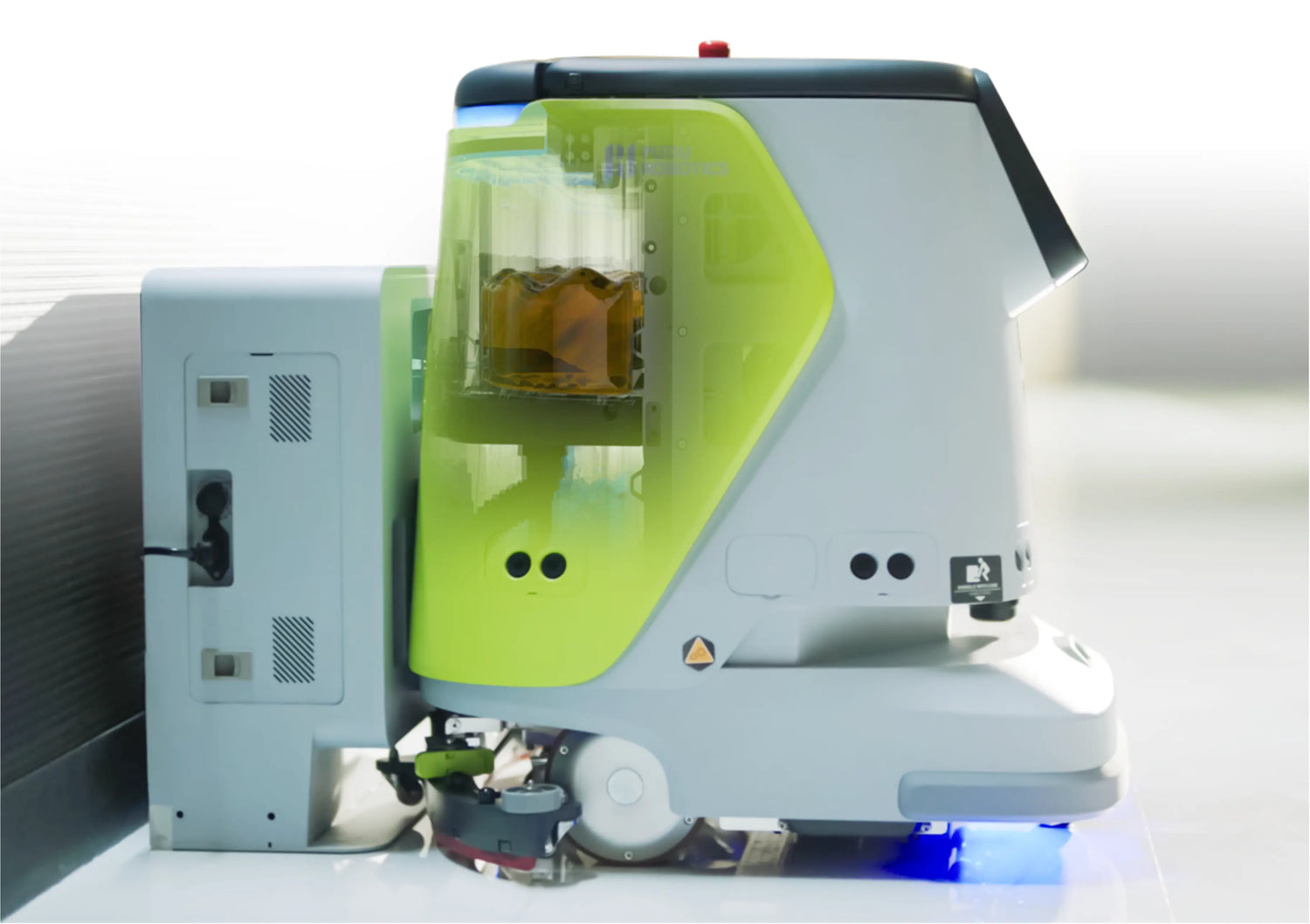 CC1 Reinigungsroboter mit modernem Gehäuse lädt autonom an einer Dockingstation mit Stromanschluss