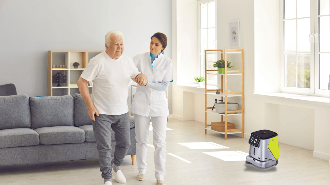 Pflegekraft unterstützt Senior im Alltag während Reinigungsroboter autonom im Raum arbeitet