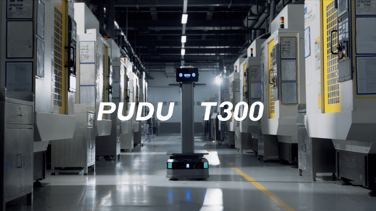 Pudu T300 Roboter fährt autonom durch eine Produktionshalle mit industriellen Maschinenreihen