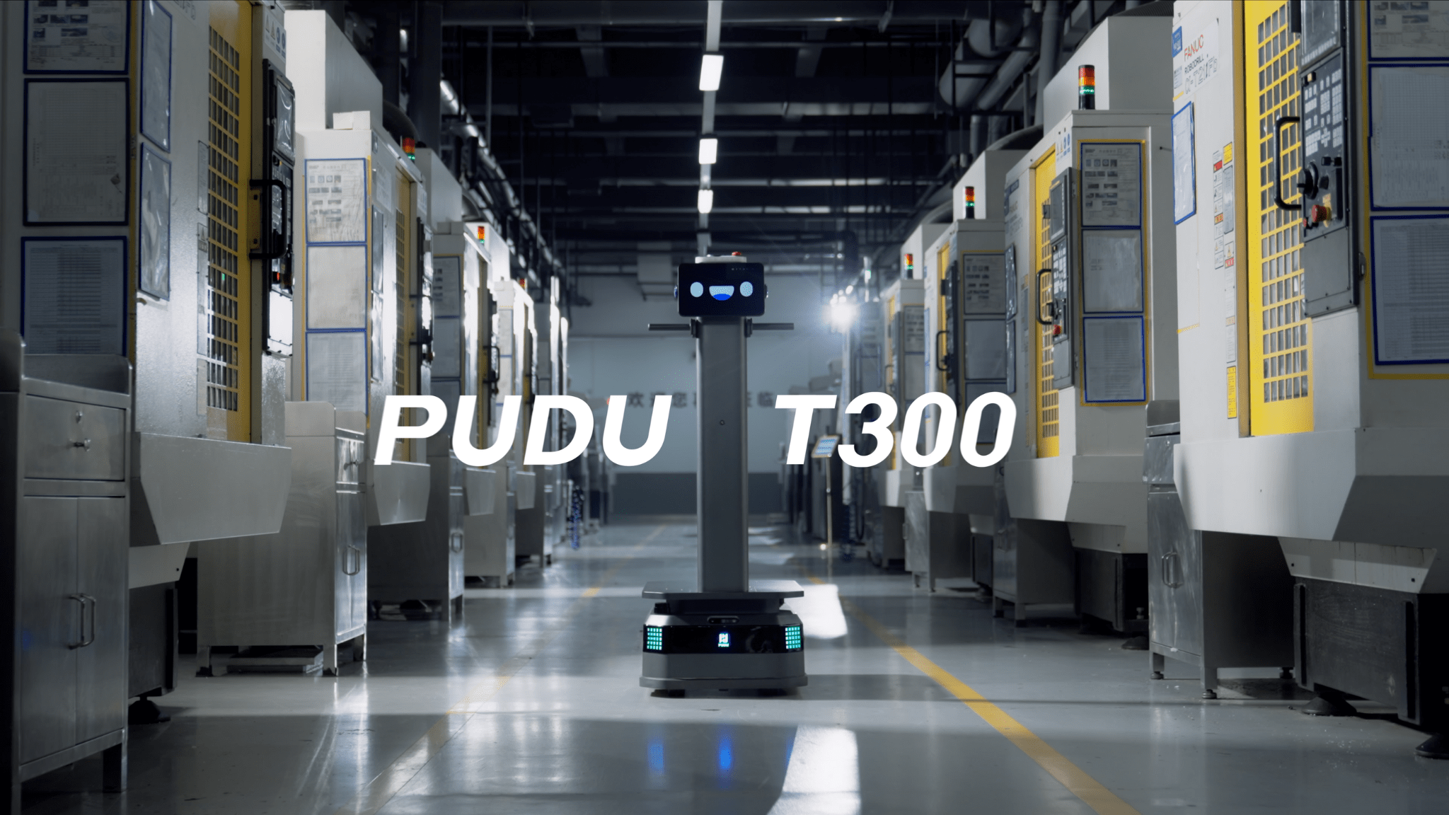 Pudu T300 Roboter fährt autonom durch eine Produktionshalle mit industriellen Maschinenreihen