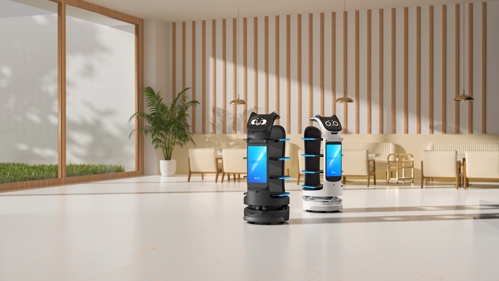 Zwei Serviceroboter mit Display und LED Regalen stehen bereit in heller modern gestalteter Lobby