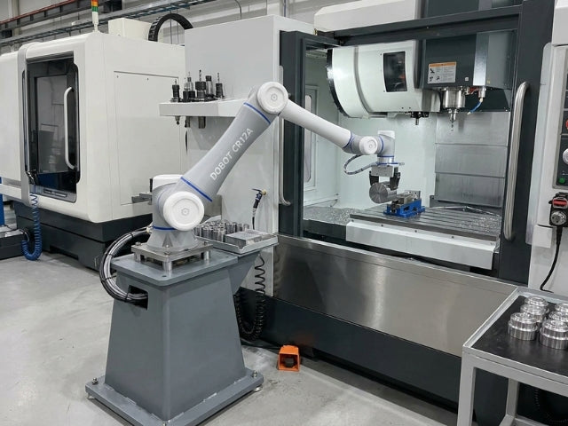 DOBOT CR12A bei der automatisierten Be- und Entladung einer Werkzeugmaschine