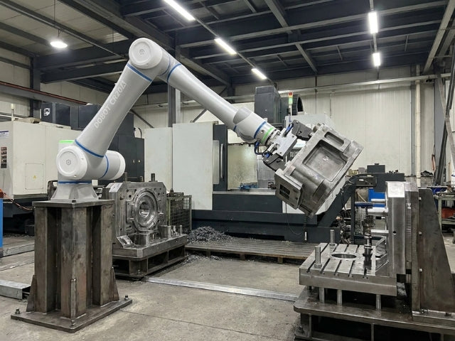 DOBOT CR20A Cobot beim präzisen Handling eines schweren Metallbauteils in der industriellen Fertigung