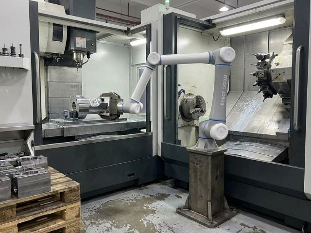 DOBOT CR20A bei der automatisierten Beschickung einer CNC-Maschine