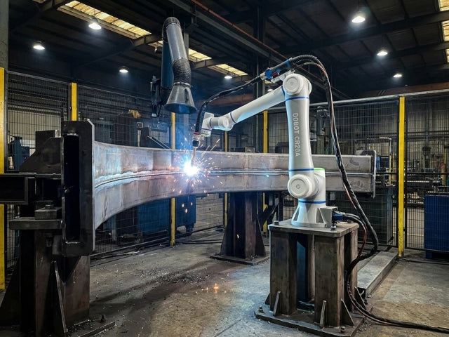 DOBOT CR20A beim automatisierten Schweißen einer langen Metallnaht