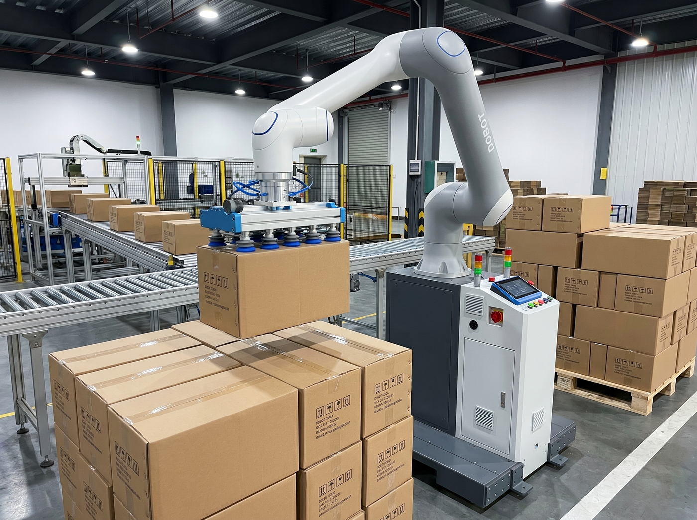 Bediener überwacht DOBOT CRA Palletiermaschine im laufenden Betrieb
