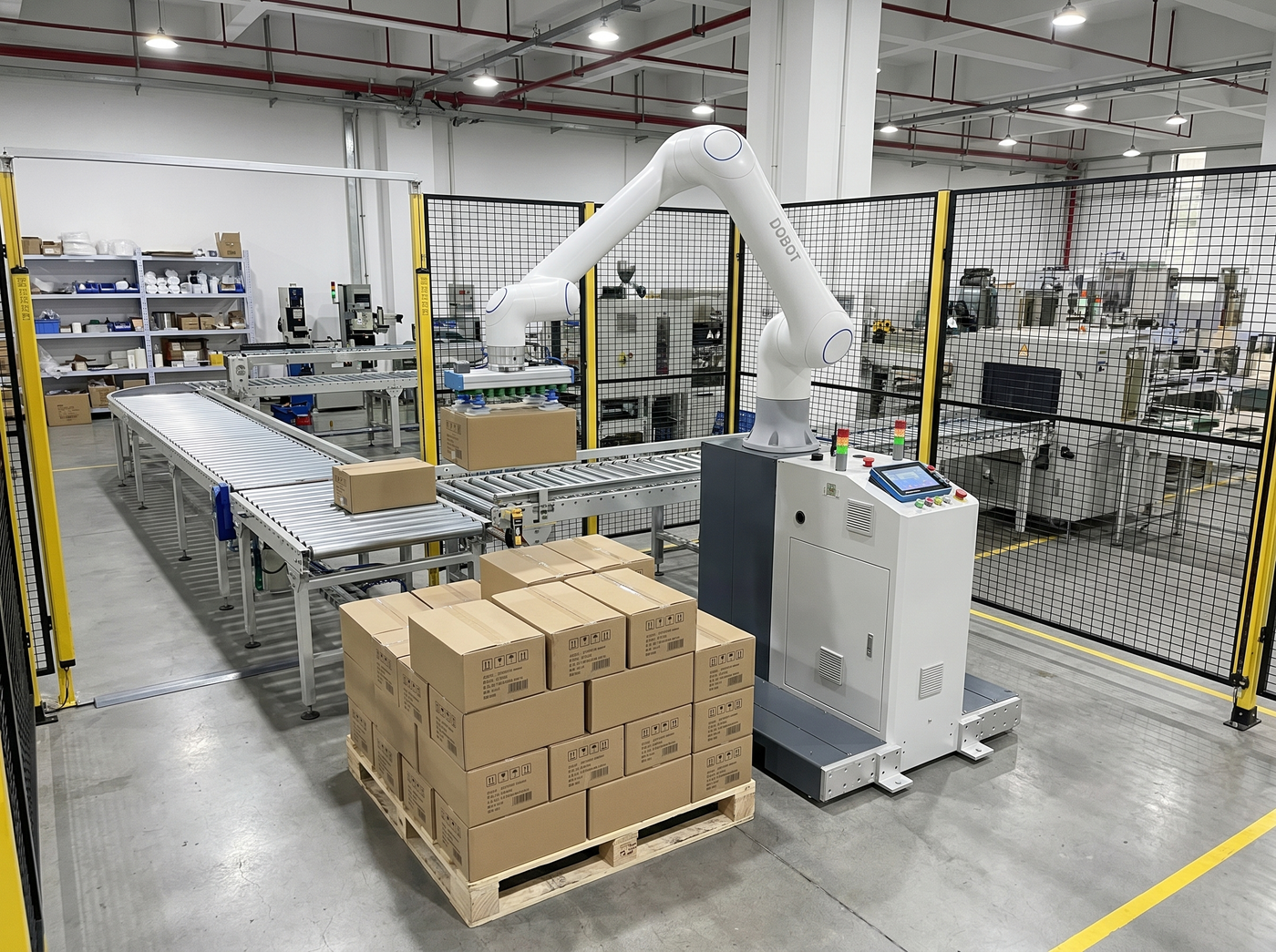 DOBOT CRA Palletiermaschine stapelt Kartons zuverlässig auf Palette