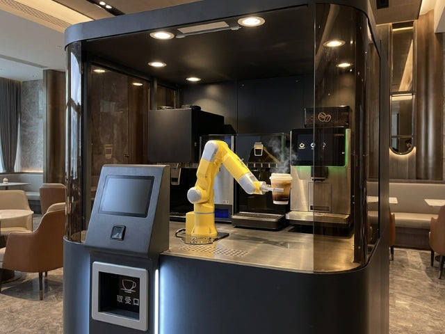 DOBOT Nova2 Coffee Bar bei der automatisierten Kaffeeausgabe in einem modernen Einkaufszentrum