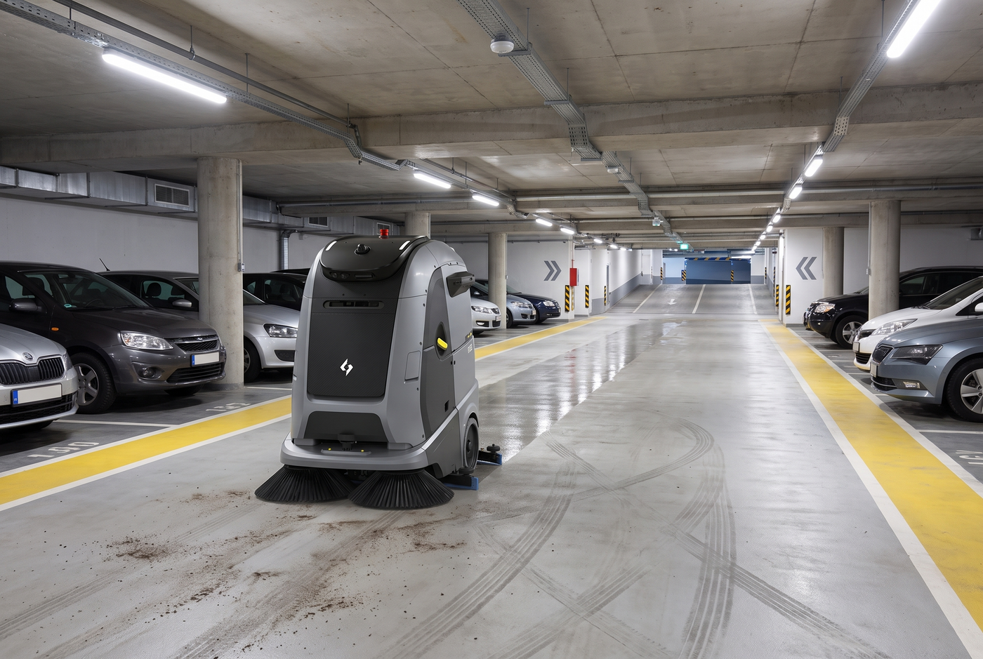 Gausium Marvel reinigt autonom den Boden eines Parkhauses