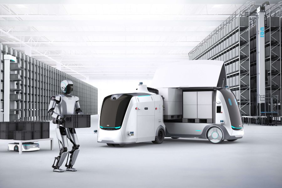 Humanoider UBTECH Roboter arbeitet im automatisierten Lager neben mobilen Transportfahrzeugen