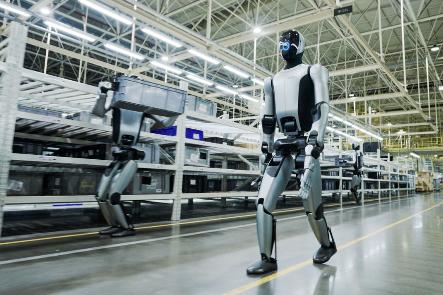 Humanoide UBTECH Laufroboter unterstützen Lagerprozesse und Transportaufgaben in moderner Halle