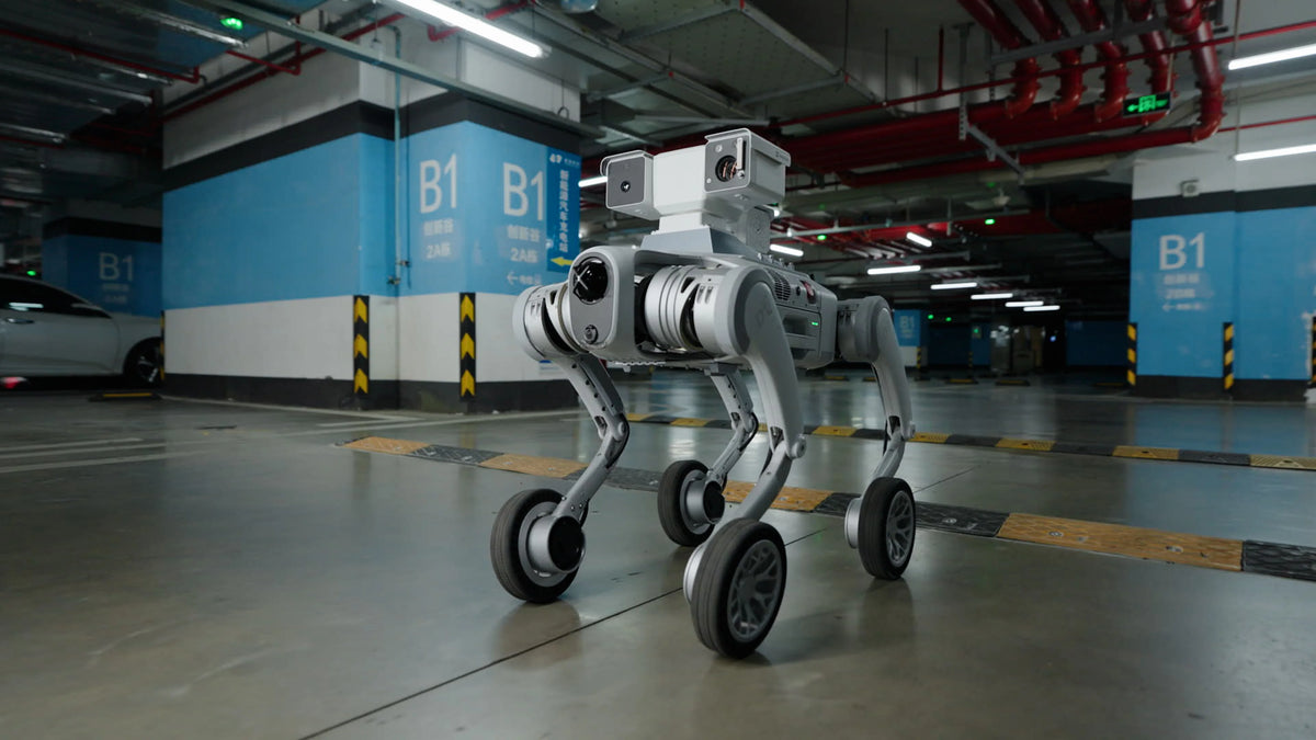 PUDU D5 Roboterhund bei der autonomen Hinderniserkennung in einem Parkhaus.