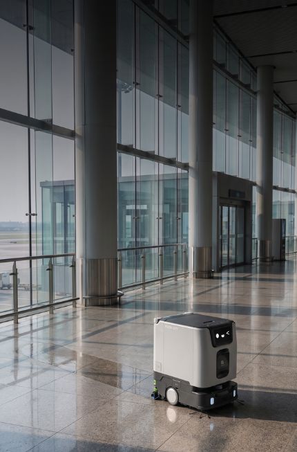 PUDU ET1 Reinigungsroboter bei der autonomen Bodenreinigung in einem Flughafenterminal