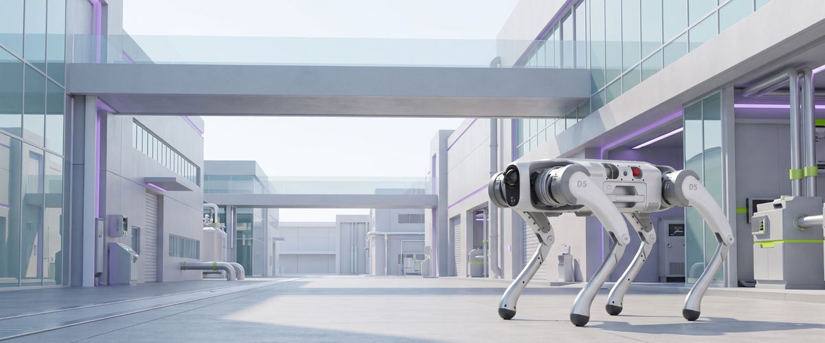 PUDU D5 Roboterhund bei einer autonomen Inspektion in einem modernen Industrie- und Infrastrukturumfeld