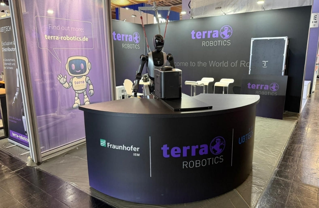 Terra Robotics Messestand mit humanoidem Roboter, UBTECH und Fraunhofer Branding