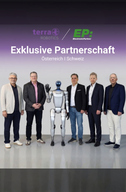 Vertikales Hero-Bild mit humanoidem Roboter und einer Person zur Partnerschaft von Terra Robotics und Rossmann in Burgwedel