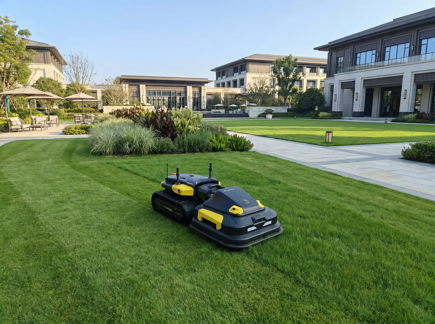 Yarbo Lawn Mower Pro Module bei der Rasenpflege in einer Parkanlage mit Wegen