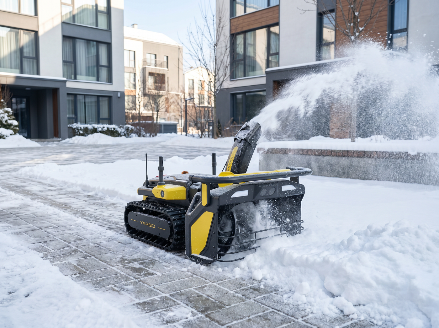 Yarbo Snow Blower Module bei der Schneeräumung einer Parkfläche
